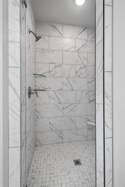 bathroom featuring tiled shower