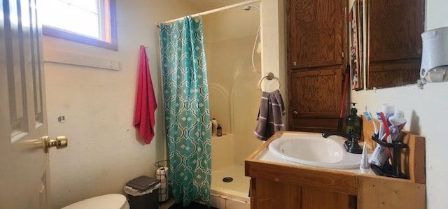 bathroom with vanity, curtained shower, and toilet