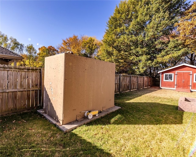 view of yard featuring a storage unit