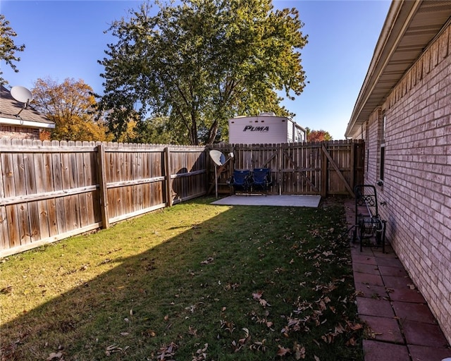 view of yard featuring a patio