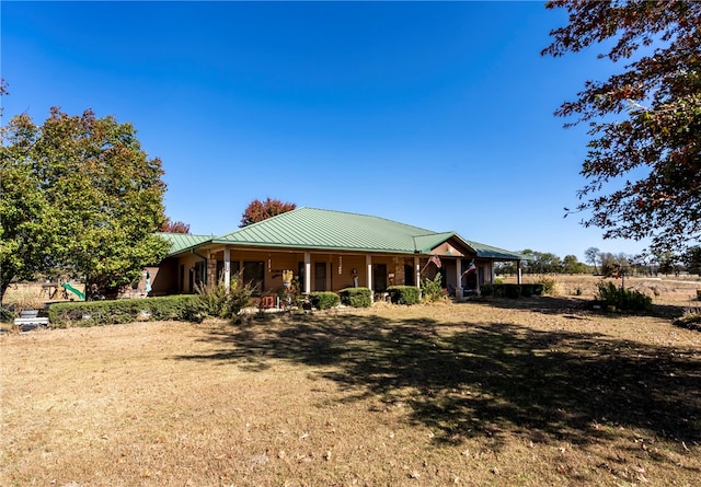 view of front of property featuring a front lawn