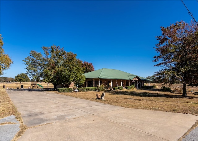 view of front of home featuring a front lawn