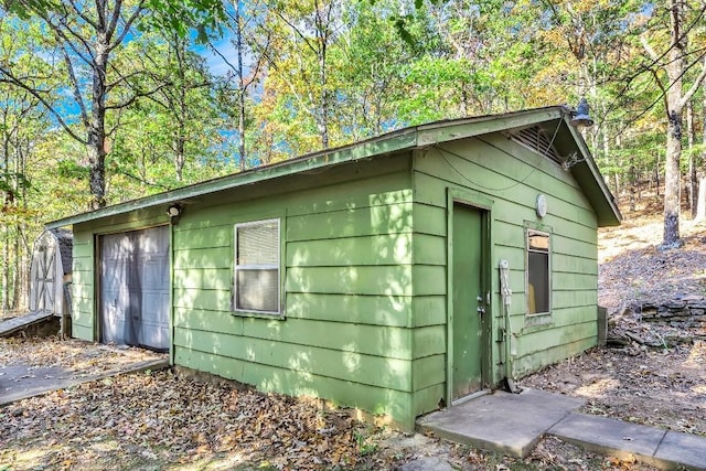 view of outdoor structure with an outbuilding