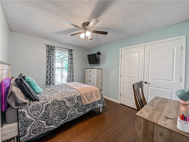 bedroom featuring a closet, ceiling fan, a textured ceiling, and dark hardwood / wood-style flooring