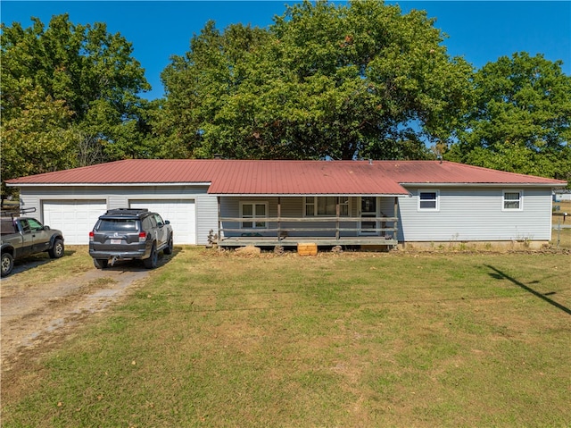 manufactured / mobile home featuring a front yard