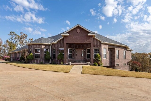 view of front of property featuring a front yard