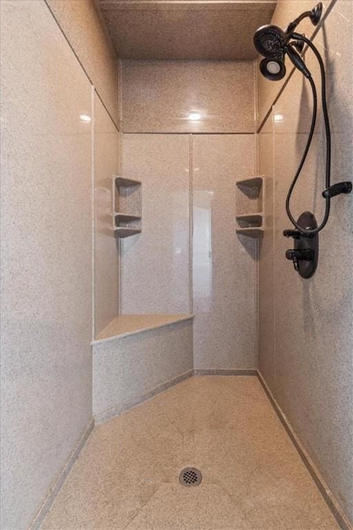 14600 S Mountain, Lowell, AR 72745 - bathroom featuring a tile shower