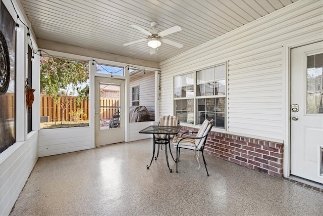 sunroom with ceiling fan