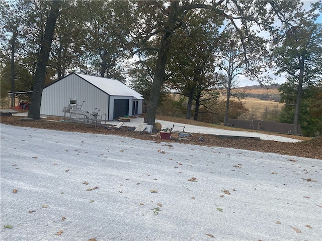 view of yard with a garage and an outdoor structure