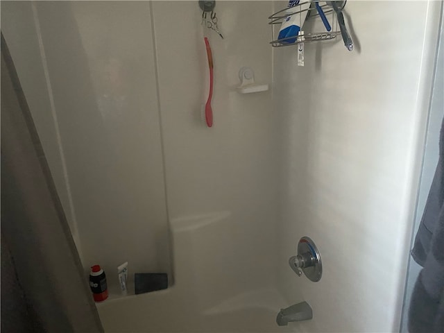 details featuring shower / tub combo with curtain