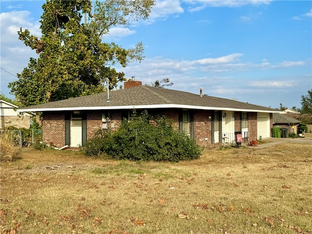 view of front facade featuring a front lawn and a garage