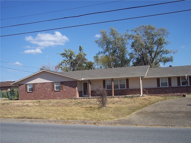 single story home featuring a front lawn