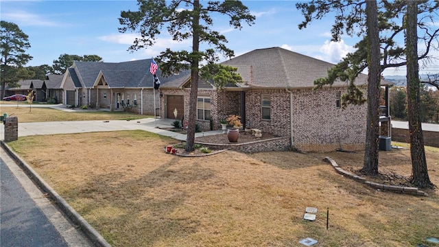 view of front of property featuring a front lawn