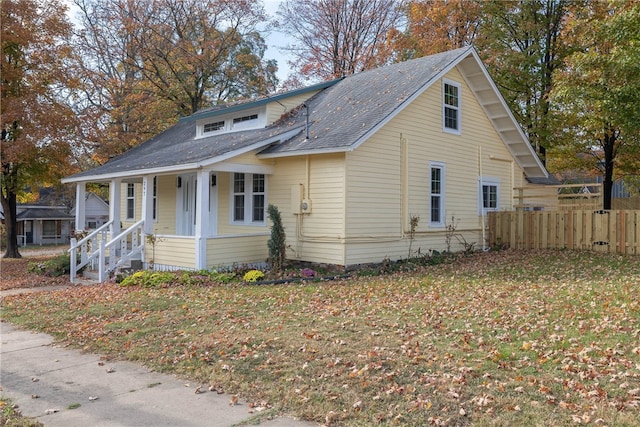 view of front facade featuring covered porch and a front yard