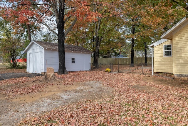 view of yard with an outdoor structure