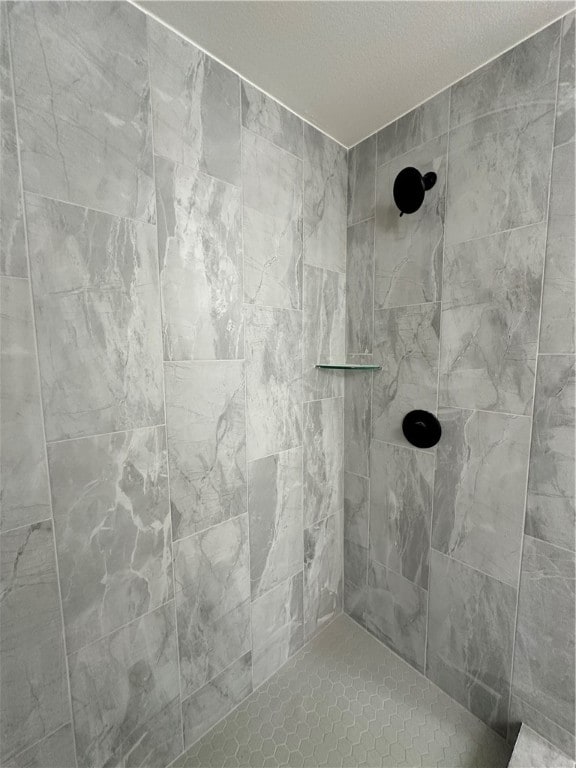 bathroom featuring tiled shower