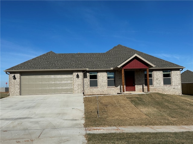 view of front of house featuring a front lawn and a garage