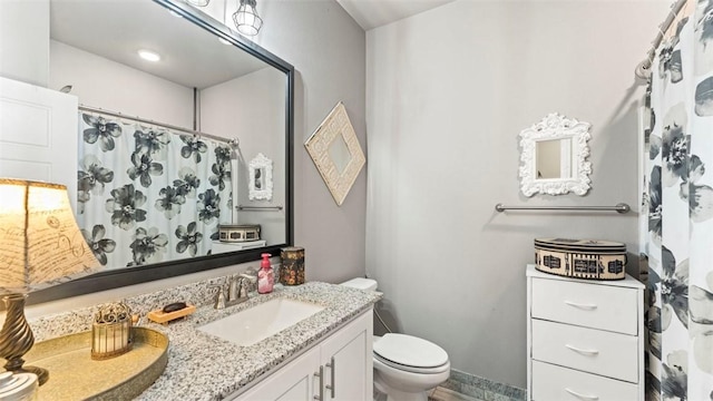 full bathroom with curtained shower, baseboards, vanity, and toilet