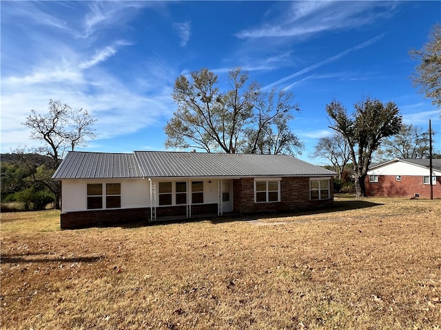 ranch-style house featuring a front yard