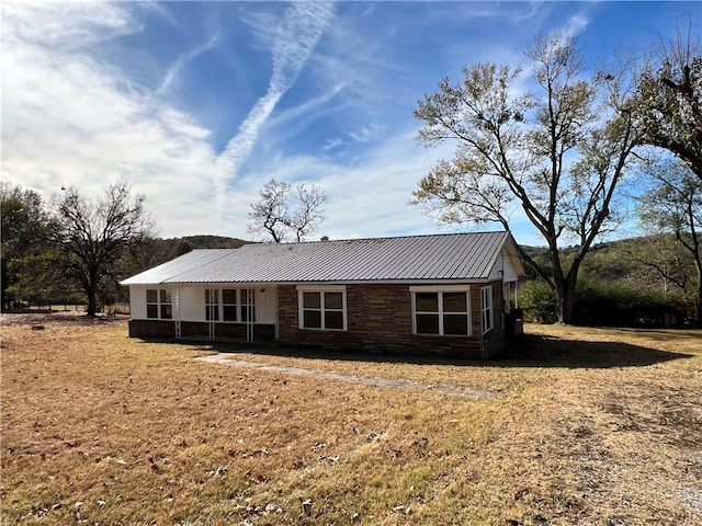 view of front of house with a front lawn