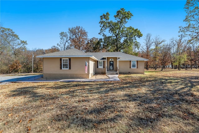 single story home with a front lawn