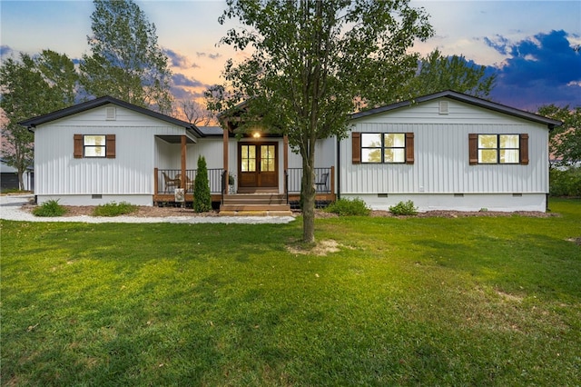 view of front of home featuring a lawn and covered porch