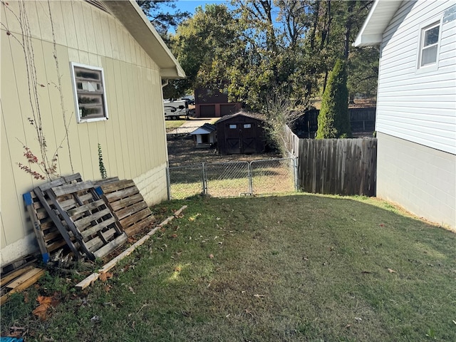 view of yard with a shed