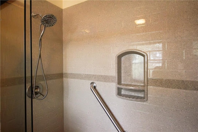 details featuring tiled shower