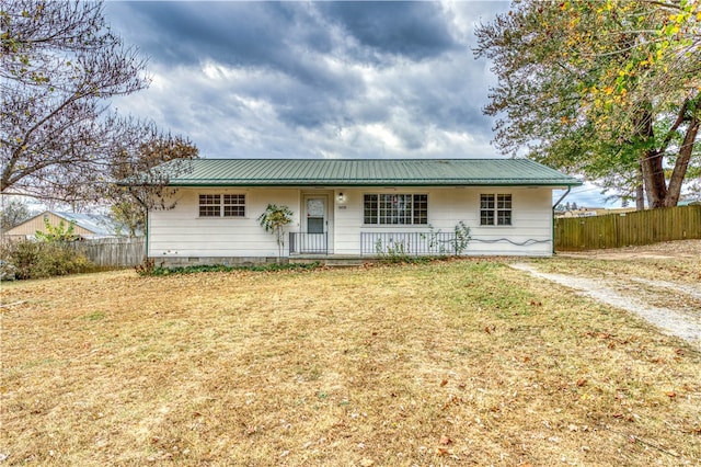 single story home with a front lawn