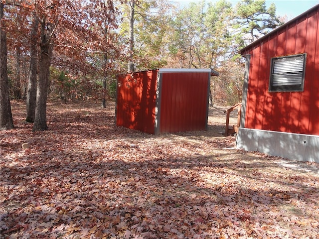 view of yard featuring a storage unit