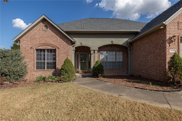 view of front facade with a front yard