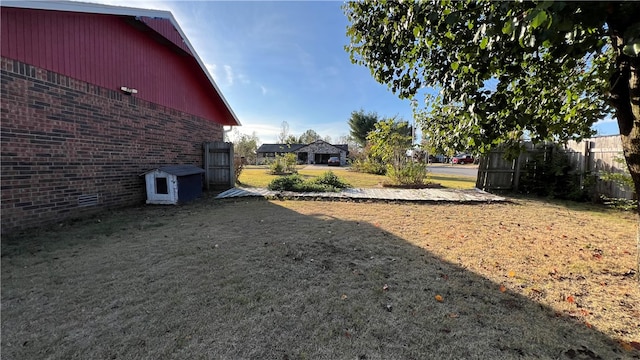 view of yard with an outbuilding