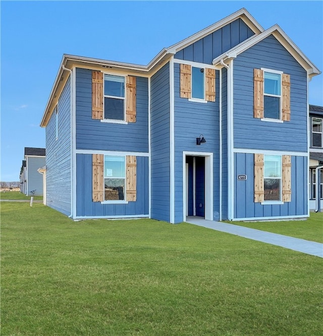 view of front of property featuring a front yard