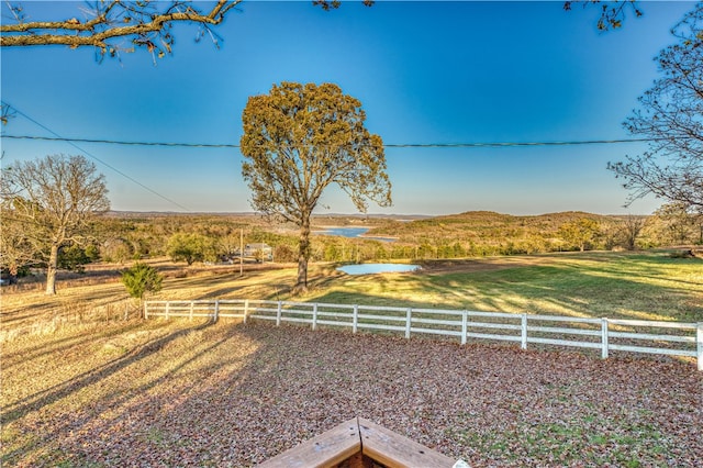 view of yard featuring a rural view