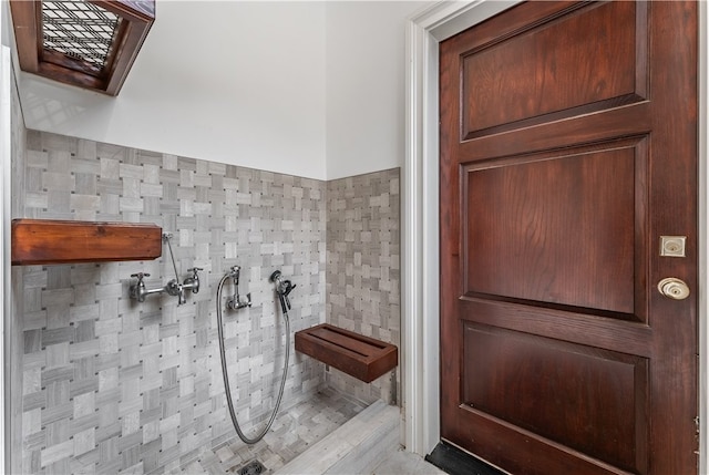 bathroom featuring tile walls