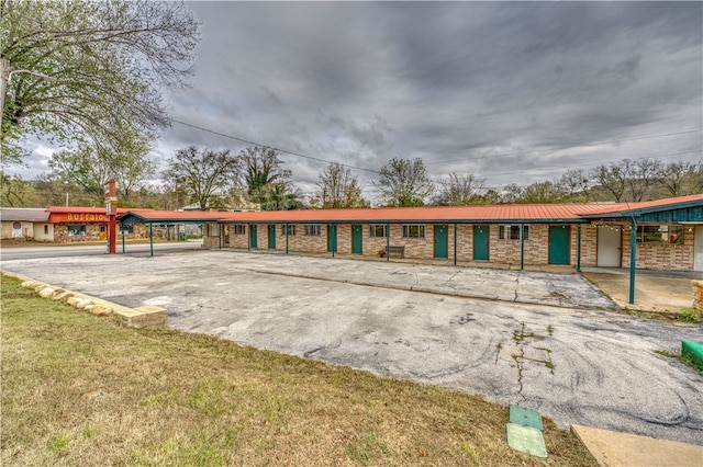 view of front of house featuring a carport and a front lawn