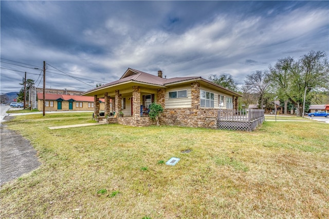 view of front facade with a front yard