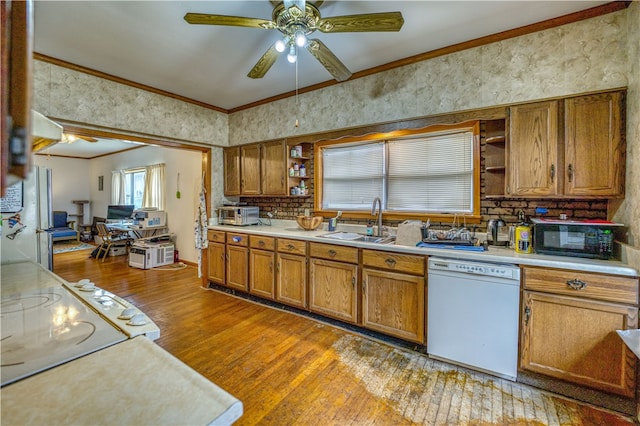 kitchen featuring crown molding, hardwood / wood-style floors, ceiling fan, and white appliances