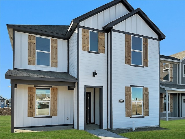 view of front of home featuring a front yard