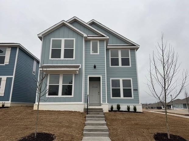 view of front of house featuring a front lawn