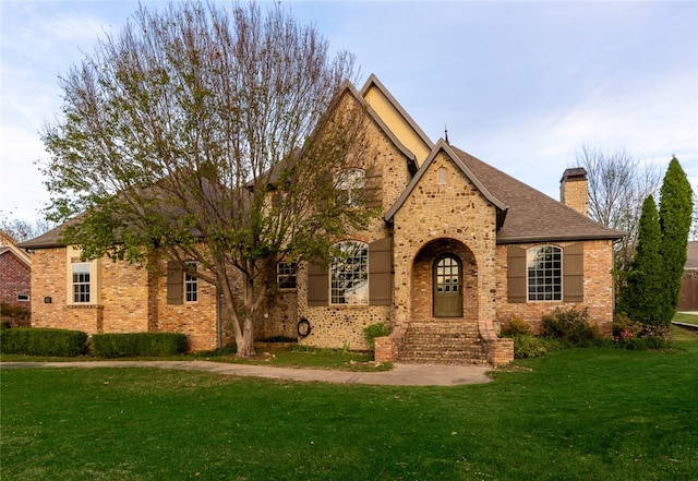 view of front of house featuring a front lawn