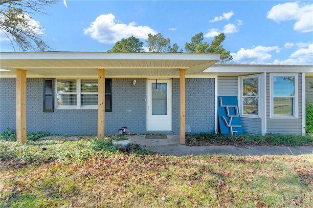 single story home featuring a porch