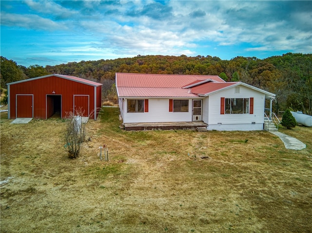 view of front of property featuring an outdoor structure and a front lawn