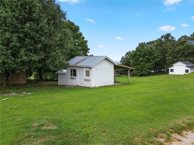 view of yard with an outbuilding