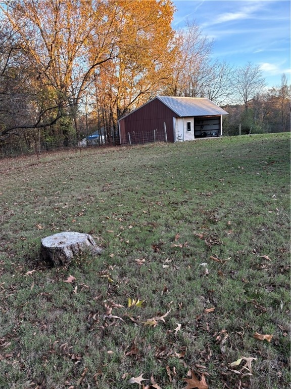 view of yard with an outbuilding