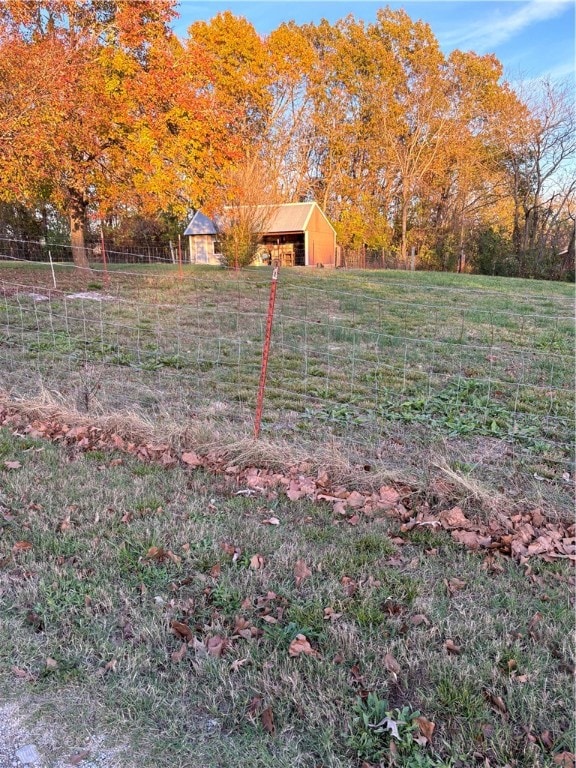 view of yard featuring a rural view