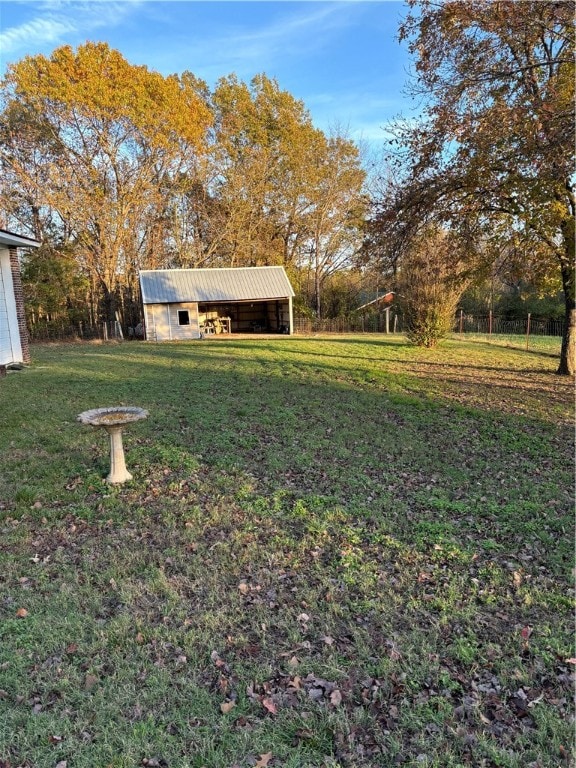 view of yard with an outdoor structure