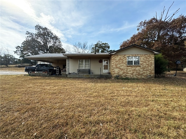 view of front of home featuring a front yard and a carport