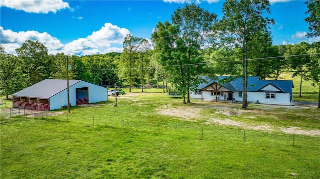 view of yard with an outbuilding