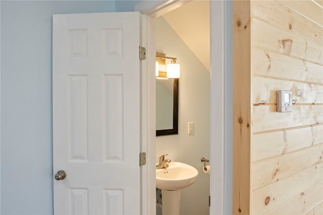 bathroom featuring a sink